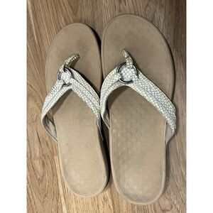Vionic Flip Flops Women's Size 11 White Lizard Embossed Sandals